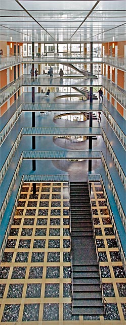 Panoramabild: Halle und Treppe des Gerichtgebäudes am Lenbachplatz