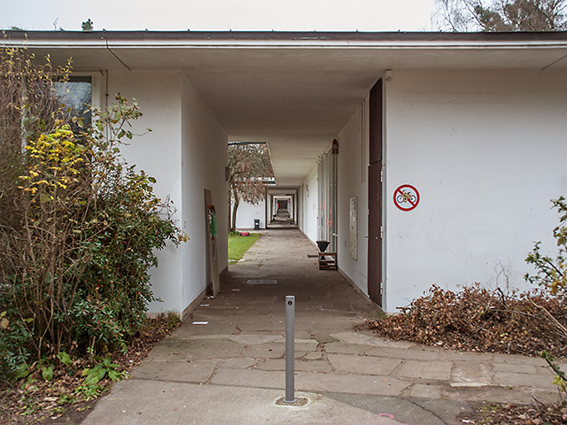 Eingang zu den per Laubengang erschlossenen eingeschoßigen Pavillons mit den Ateliers auf dem Gel�nde der Akademie der Bildenden Künste, Nürnberg