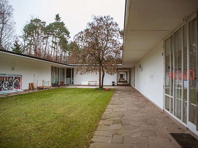 Blick über den Laubengang in den letzten Atrium-Innenhof mit Atelierpavillons auf dem Gel�nde der Akademie der Bildenden Künste, Nürnberg