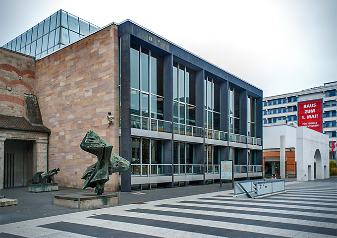 1960-1964 Germanisches Nationalmuseum Nürnberg: Bibliotheks- und Verwaltungsbau am Kornmarkt, im Hintergrund der Eingang zur Straße der Menschenrechte (Kartäusergasse)