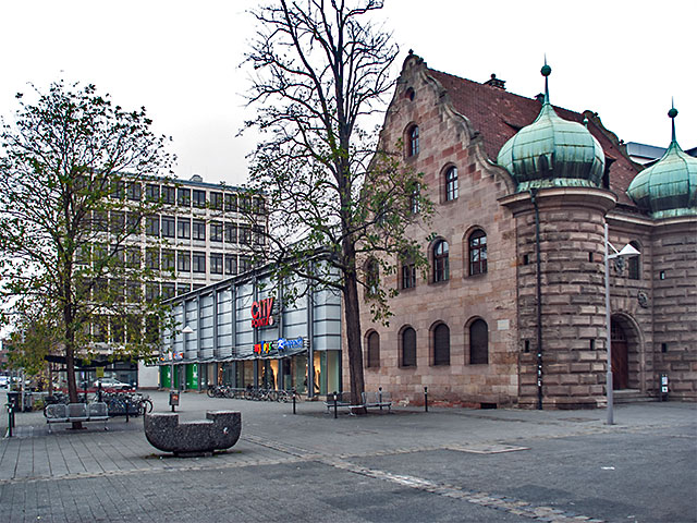 Altes Zeughaus, stark abge�nderte Fassade des Einkaufszentrums und Verwaltungshochhaus des Baukomplexes zum Kornmarkt hin