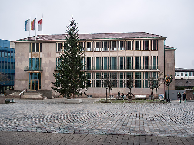 Hauptfassade der ehemaligen Bayerischen Staatsbank, Lorenzer Platz, Nürnberg - Bankgasse 9
