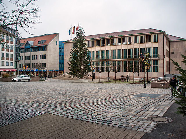 Die ehemalige Bayerische Staatsbank am Lorenzer Platz in Nürnberg mit umliegender Bebauung
