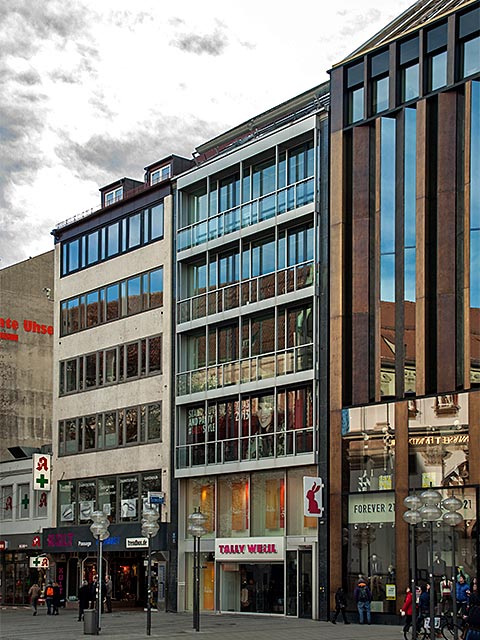 Geschäftshaus Dr. H. Ehrlicher, Neuhauser Straße, München. Das Gebäude (Mitte) in der Straßenflucht der Neuhauser Straße