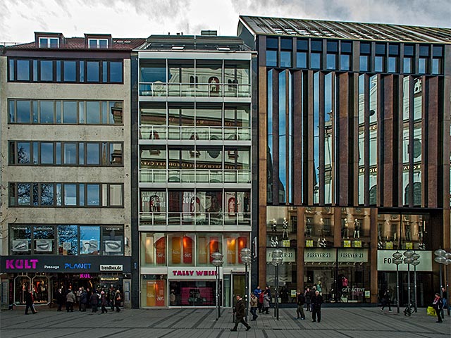 Geschäftshaus Dr. H. Ehrlicher, Neuhauser Straße, München. Das Geschäftshaus und die anschließende Bebauung