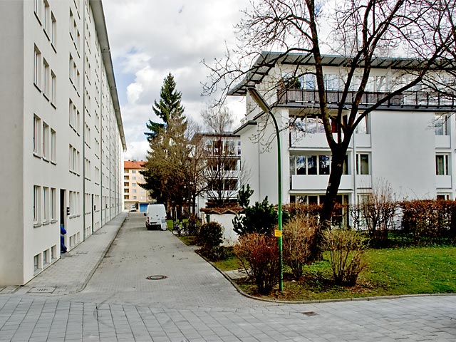 Blick in die Wohnstraße (Ostansicht) zwischen dem Gebäude�riegel am Richard-Strauss-Ring und den im Osten anschließenden, zu H�fen geordneten, niedrigeren Gebäuderiegeln.