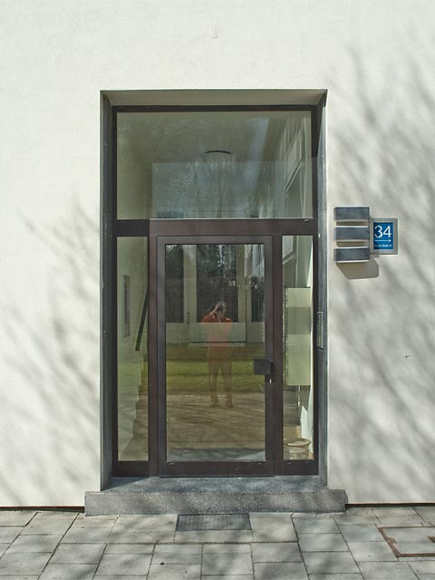 Eingang an der Ostseite des Nord-Süd ausgerichteten Gebäuderiegels am Richard-Strauss-Ring.