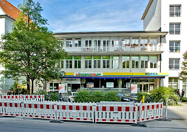 Ehemeliges Kino Schloßtheater, München-Neuhausen: Ansicht von Westen von der Nymphenburger Straße aus