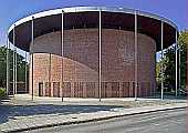 Der kreisrunde Kirchenbau von St. Capistran, München-Parkstadt Bogenhausen 