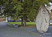 Findlingsblock mit Relief des Kirchenpatrons St. Capistran, München-Parkstadt Bogenhausen 