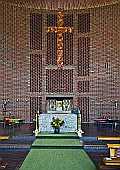 Kirchenraum und Federkreuz der Kirche St. Capistran, München-Parkstadt Bogenhausen 