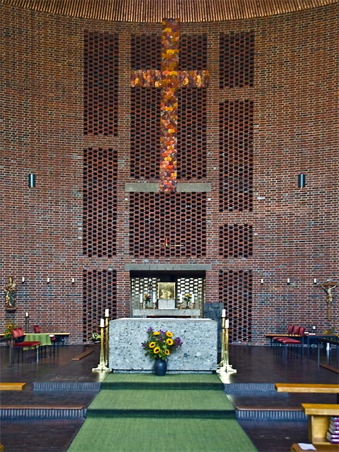 Kirchenraum, Altar und Federkreuz von St. Capistran