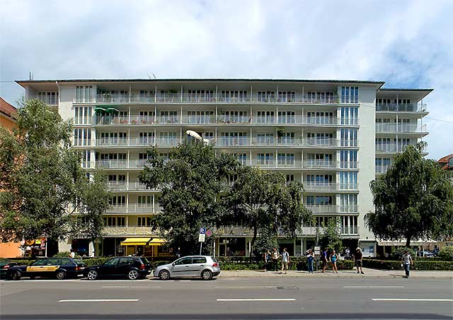 Südfassade des Einscheiben-Wohnhochhauses in der Theresienstraße 46-48, München-Maxvorstadt