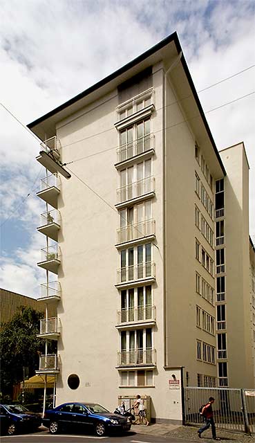 Blick auf die Rückfassade (Nordseite) des Wohnhochhauses in der Theresienstraße 46-48, von der Türkenstraße aus gesehen
