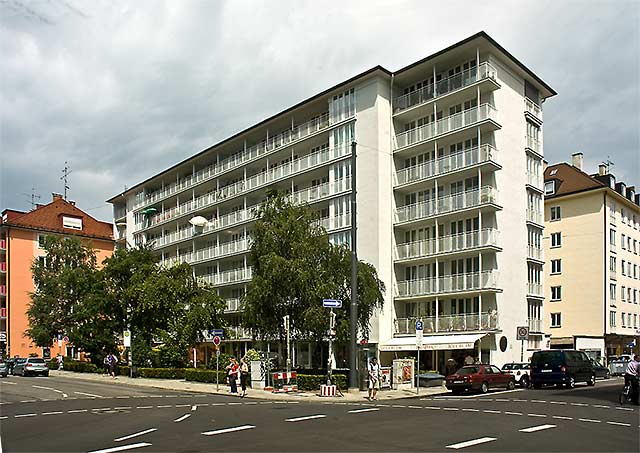 Ansicht des Einscheiben-Wohnhochhauses in der Theresienstraße 46-48, von der Kreuzung Theresienstraße - Türkenstraße aus gesehen