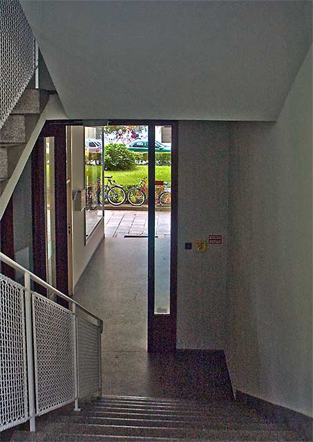 Blick aus dem Treppenhaus in einen Eingangsbereich des Wohnhochhauses in der Theresienstraße 46-48, München-Maxvorstadt