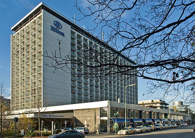 Das Hotel Hilton am Tucherpark mit der vorgezogenen, zweigeschoßigen Ladenzeile von der Sta�e aus - Süd-Ost-Ansicht