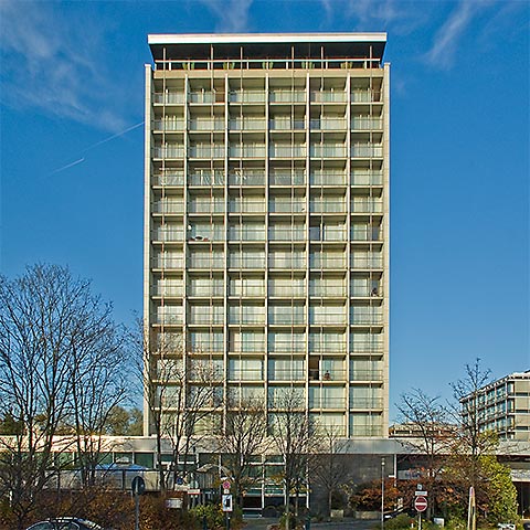 Die Süd-Fassade des Hotel Hilton am Tucherpark, Englischer Garten