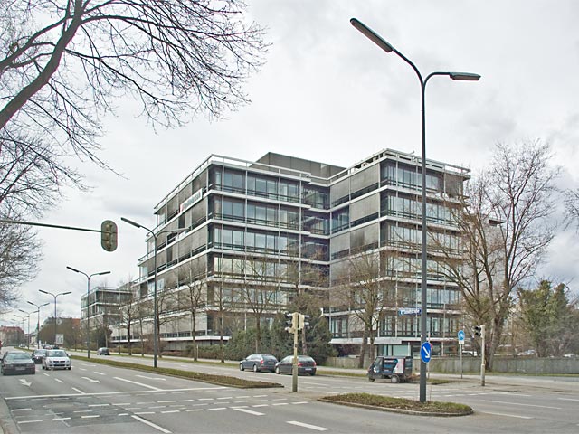 Blick auf die Gebäude der Hypo-Vereinsbank an der Ifflandstraße von Norden.