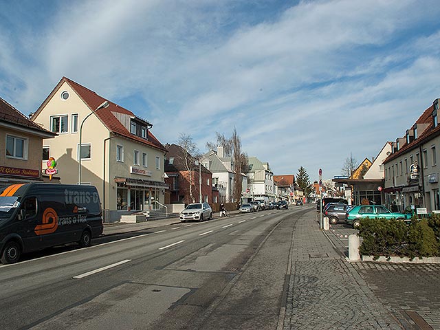 Wohn- und Geschäftshaus Hans Urban von Nordosten. Blick auf die Bauflucht entlang der Straße.