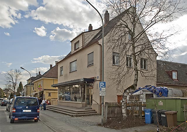 Wohn- und Geschäftshaus Hans Urban von Nordosten. Blick auf die Bauflucht entlang der Straße.