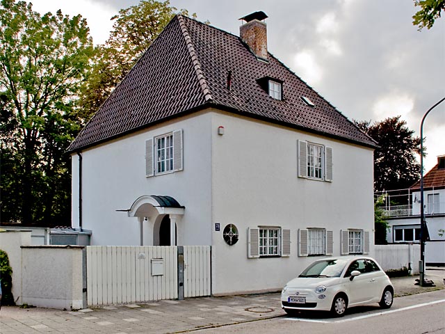Zugang zum Wohnhaus Otto Meerwald von der Donaustraße im Nordosten.