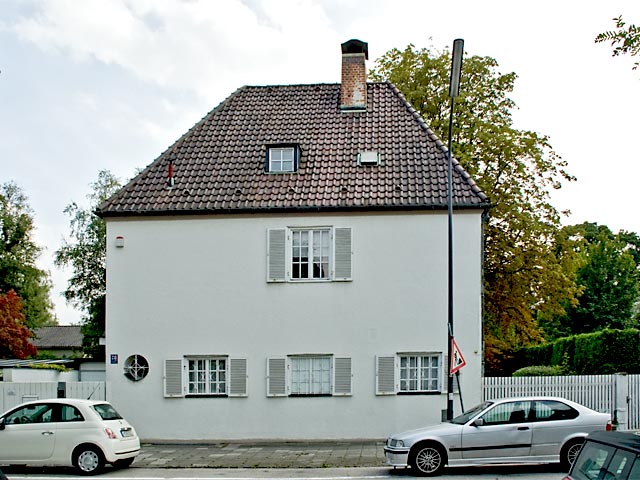 Die Straßenfassade des Wohnhauses Otto Meerwald von der Donaustraße im Norden.