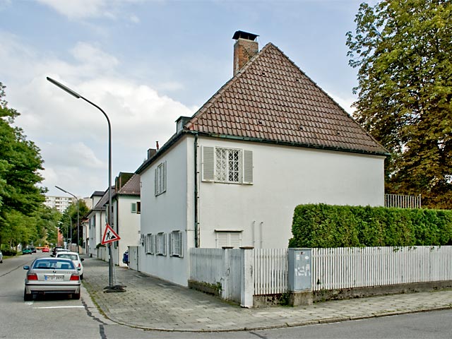 Wohnhaus Otto Meerwald, München-Bogenhausen, Donaustr. 28, von Nordwesten. Blick in die Bauflucht der Donaustraße.