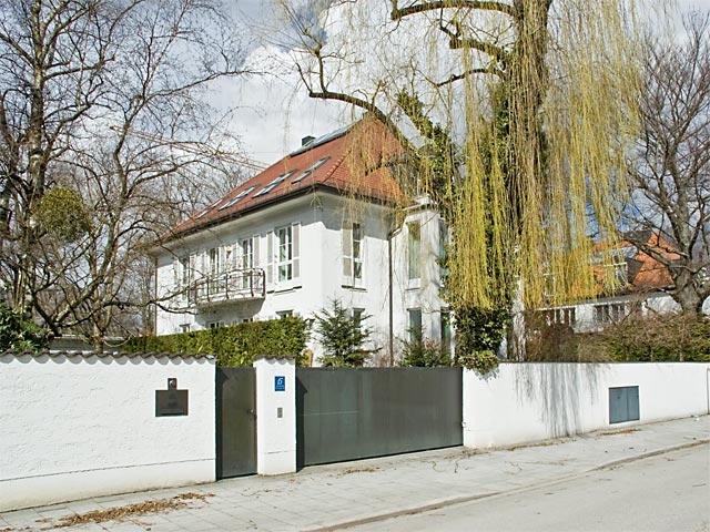 Wohnhaus Elsa Almenröder von Südosten aus der Ebersberger Straße gesehen.