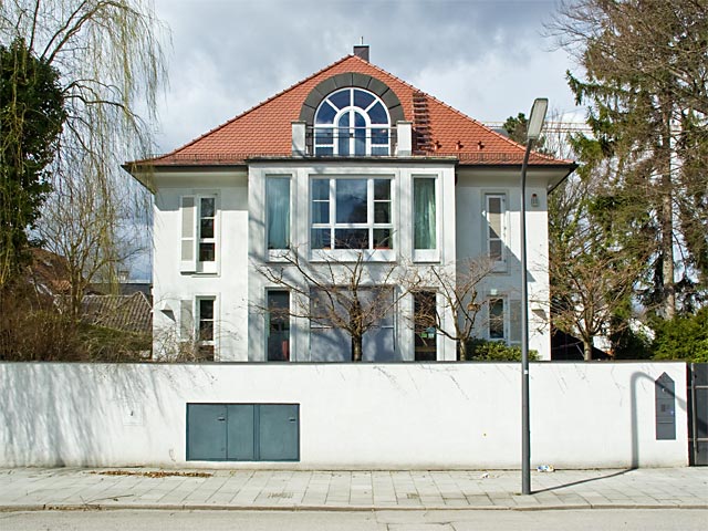 Die der Straße zugewandte Ostfassade des Wohnhauses Elsa Almenröder.