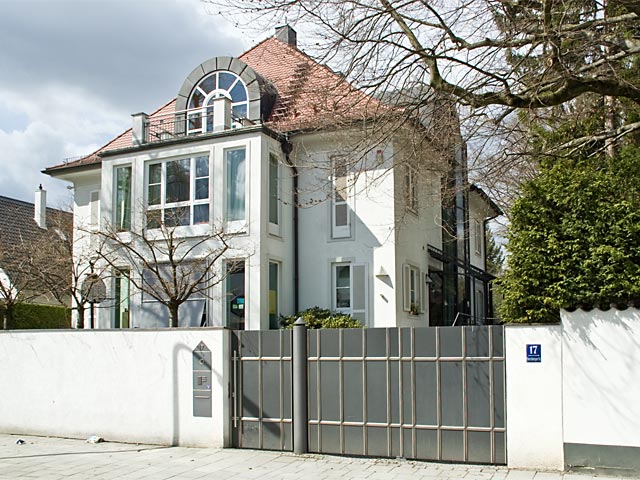 Wohnhaus Elsa Almenröder: Ansicht von Nordost aus der Ebersberger Straße.