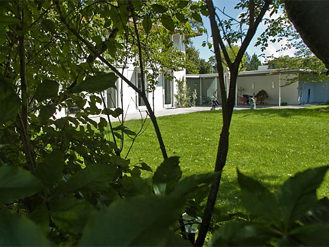Wohnhaus Carl Friederich von Weizsäcker: Im Hintergrund die erdgeschoßige Bebauung an der östlichen Gartenmauer.