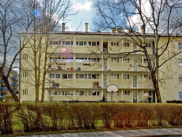 Die Nordfassade eines Gebäuderiegels der Wohn�anlage mit der typischen Laubengangerschlie�ung